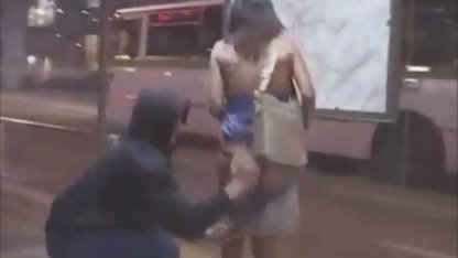 Busty блондинка български секс клипове запали своите прелести в обществен парк