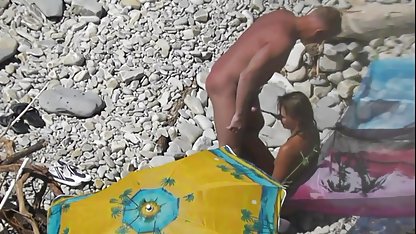 Блудницата в бели български порно чорапи беше положена с няколко жребци