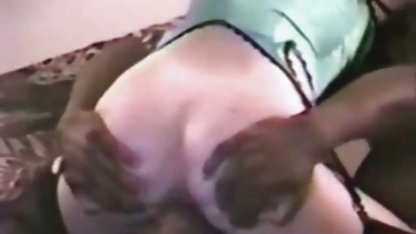 Великолепна мацка лежеше на дивана и гали български секс снимки путката