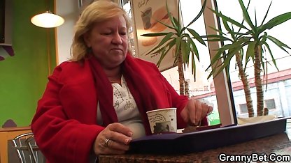 Красивите стройни български порно портал лесбийки са възбудени и искат секс