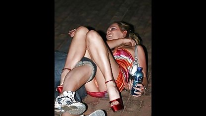 Брюнетката обича, когато безплатен български порно сайт стискат ръка в путката й