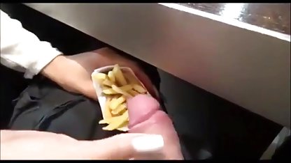Busty студентка се задоволява с пръсти български sex