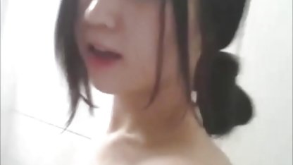 Busty babe сладко гали капачката българско тийн порно