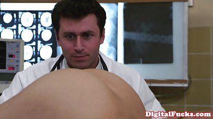 Страстното момиче Джейн balgarski sex дава свирка и гали питката си