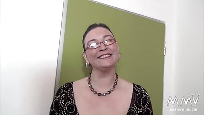 Сексапилна мила диво с пръст клитора си bilgarski sex