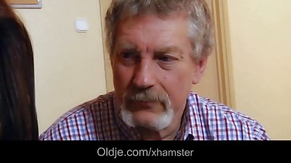 Момичето по синьото покривало секс с български циганки се заби с пръсти