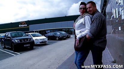Момичето разпери крака и показа българско порно безплатно пухкаво