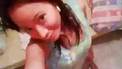 Младата кучка секс по български се разхожда гола в парка