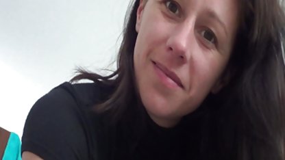 Голи мацки упражнения seks s balgarki на леглото и разперете краката